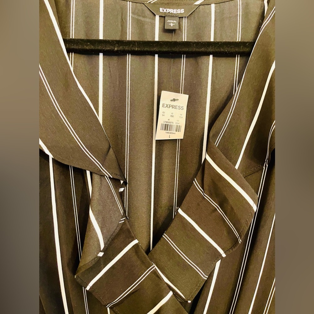 Express V-neck black and white striped long sleeve dress. - Picture 6 of 6